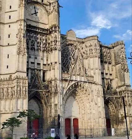 TROYES : Appartement champenois face Cathédrale *
